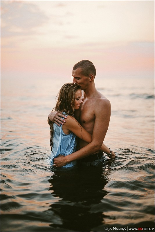 Laura un Sandis I Skaista pāru fotosesija saulrietā pie jūras I Fotogrāfs Uģis Nagliņš 117300
