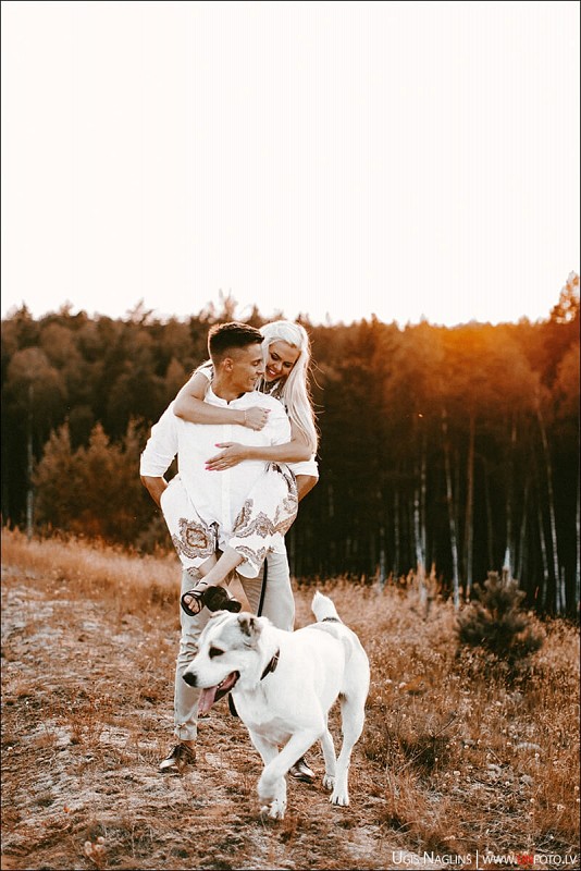 Ieva un Patriks I Romantiska pāra fotosesija ar suni I Fotogrāfs Uģis Nagliņš 266275