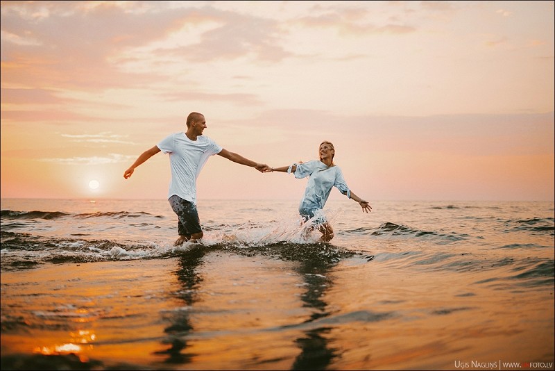 Laura un Sandis I Skaista pāru fotosesija saulrietā pie jūras I Fotogrāfs Uģis Nagliņš 117050