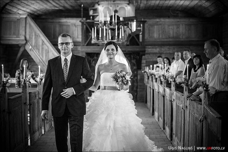 Elīna un Jānis I Sirsnīgas kāzas latviskās noskaņās I Fotogrāfs Uģis Nagliņš 160500