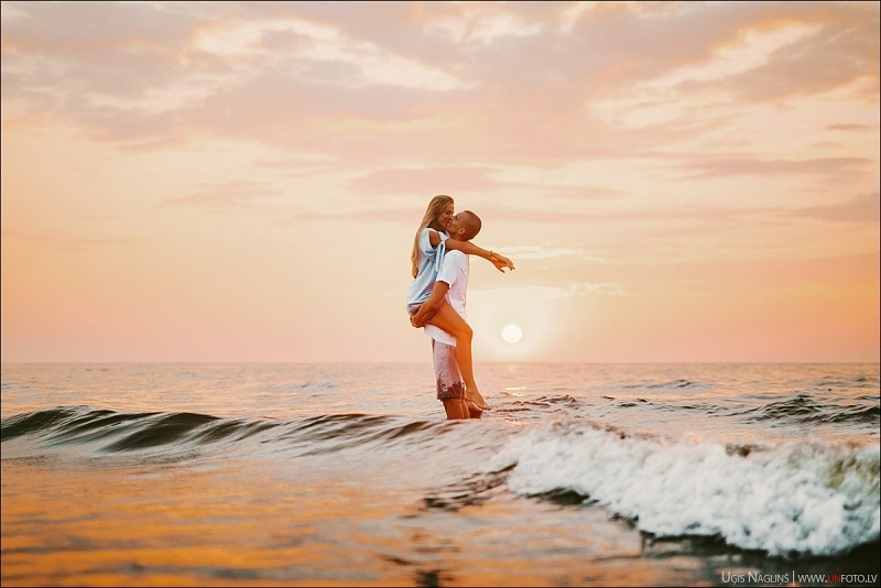 Laura un Sandis I Skaista pāru fotosesija saulrietā pie jūras I Fotogrāfs Uģis Nagliņš 117025