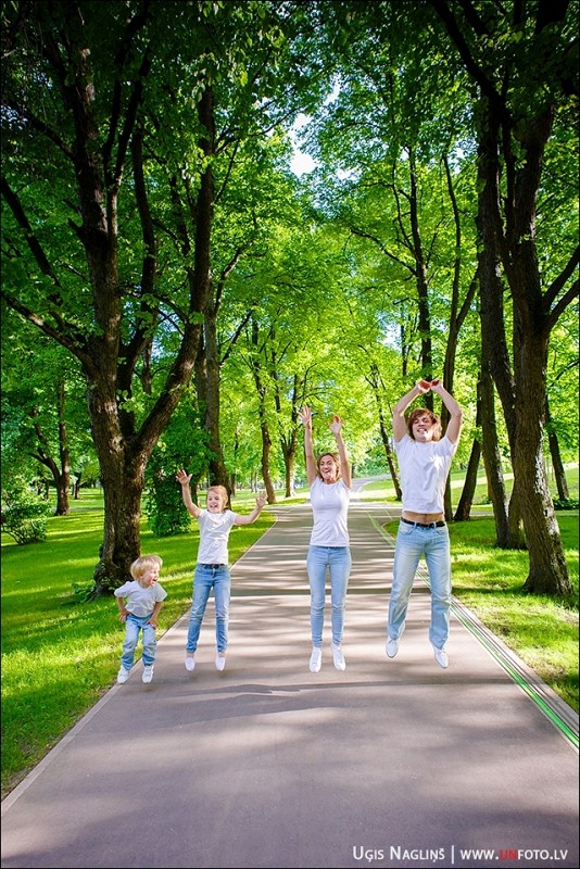 Hugo, Amanda, Aija un Imants I Ģimenes fotosesija Grīziņparkā I Fotogrāfs Uģis Nagliņš 134250