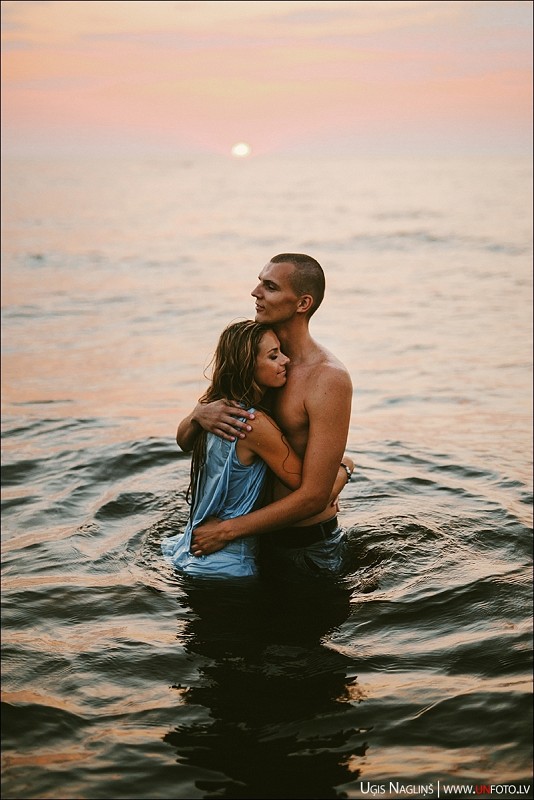 Laura un Sandis I Skaista pāru fotosesija saulrietā pie jūras I Fotogrāfs Uģis Nagliņš 117100
